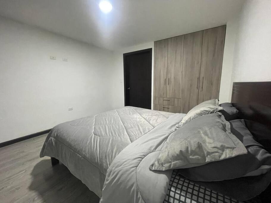 Comodo Apartamento Cerca Del Aeropuerto Lägenhet Cuenca Exteriör bild